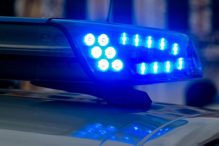 Ein Blaulicht der Polizei leuchtet auf