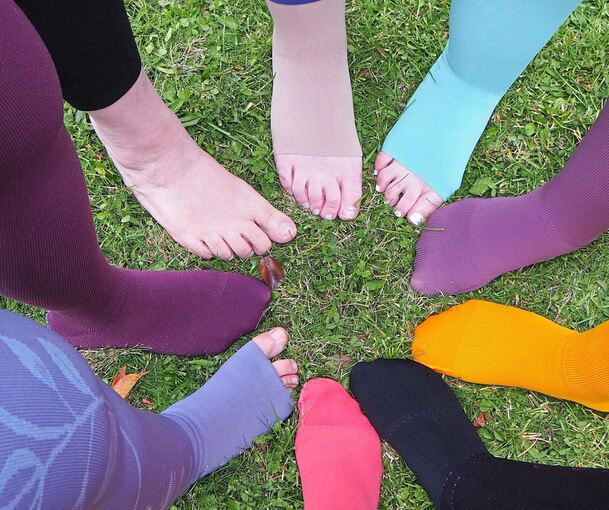 Kompressionsbandagen und -strümpfe verschaffen am Lymphödem erkrankten Frauen Linderung. Fotos: privat