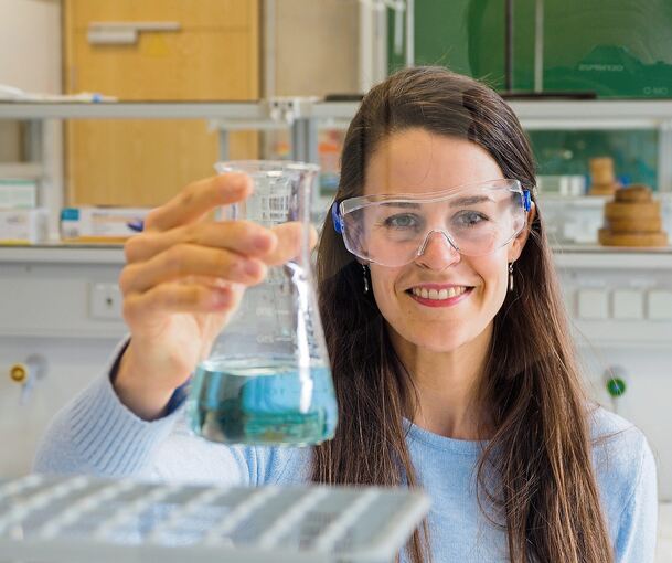 Dr. Lilith Rüschenpöhler will bei möglichst vielen Schülerinnen und Schülern Interesse am Fach Chemie wecken. Foto: Holm Wolschendorf