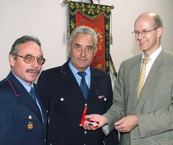 Von 1998 bis 2003, ist Jürgen Mayer (links) Kommandant – hier 2000 mit dem ehemaligen Ersten Bürgermeister Eberhard Wurster (rechts) und Heinrich Öchsle, geehrt für 40 Jahre Freiwillige Feuerwehr.Archivfoto: Alfred Drossel