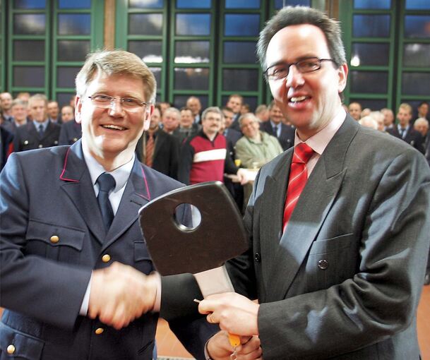 Heino Nordmeyer (links) 2006 mit dem damaligen Ersten Bürgermeister Andreas Hesky. Im selben Jahr gehen beide ihrer Wege: Der eine zur Feuerwehr nach Minden, der andere wird OB in Waiblingen.Archivfoto: Alfred Drossel