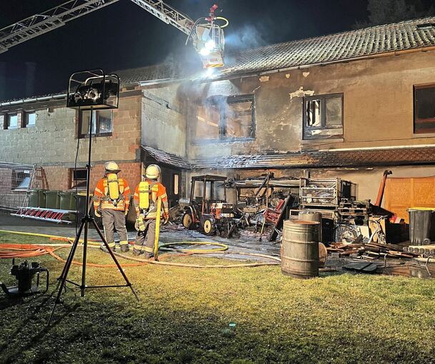 Ein Mini-Traktor ist am Mittwochabend in Korntal-Münchingen in Brand geraten. Der Schaden an Gebäude und Fahrzeug liegt im sechsstelligen Bereich. Foto: SDGM/Hemmann