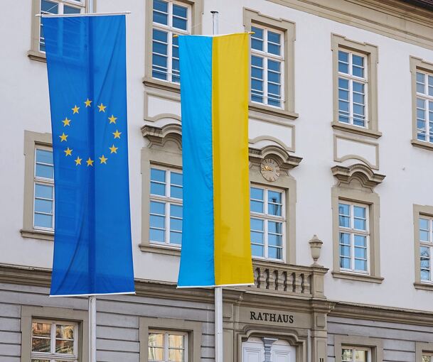 Solidarität: Vor dem Ludwigsburger Rathaus wurde zu Kriegsbeginn die ukrainische Flagge gehisst. Foto: Andreas Becker