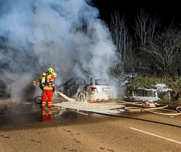Der Mercedes brennt nach einem technischen Defekt völlig aus und verschmilzt dabei teilweise mit dem Asphalt. Foto: KS-Images.de/Karsten Schmalz