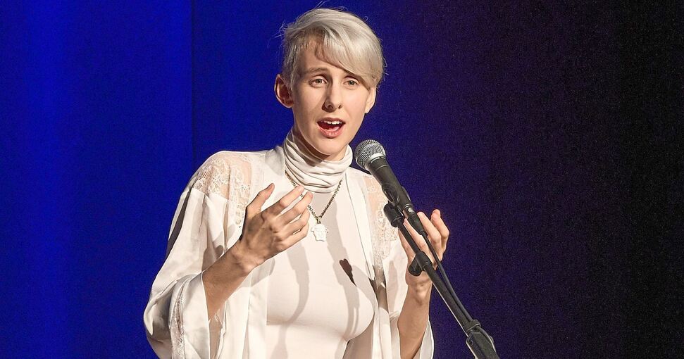 Superbe Wortakrobatin: Die Kabarettistin Lisa Eckhart. Foto: Andreas Becker