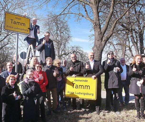Obenauf: Bürgermeister Bernhard (auf der Leiter) und sein Gemeinderat feiern Tamms neuen Status als Stadt. Foto: Alfred Drossel