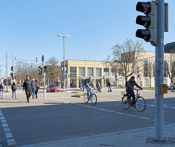 Bei der Fußgängerampel zwischen dem Forum und der Bärenwiese kann es zur Behinderung durch querende Autos kommen. Foto: Andreas Becker