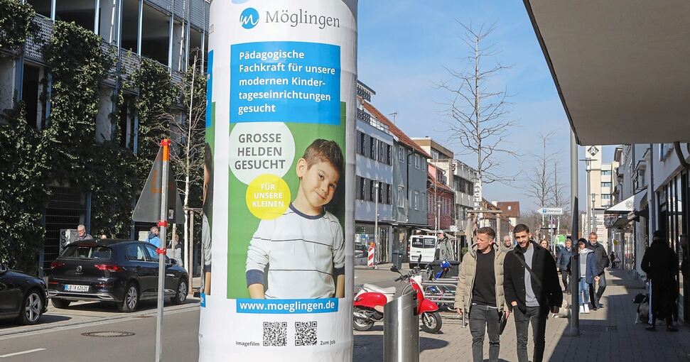 Die Gemeinde Möglingen sucht mit großformatigen Plakaten auf Litfaßsäulen nach Fachpersonal für ihre Kitas – hier in der Ludwigsburger Körnerstraße. Foto: Ramona Theiss