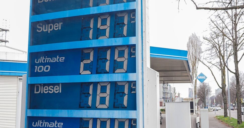 Die hohen Preise für Benzin und Diesel werden hier an einer Ludwigsburger Tankstelle angezeigt .Foto: H. Wolschendorf