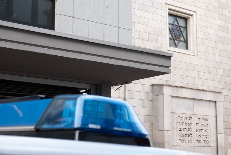 Ein Polizeiauto steht vor einer Synagoge