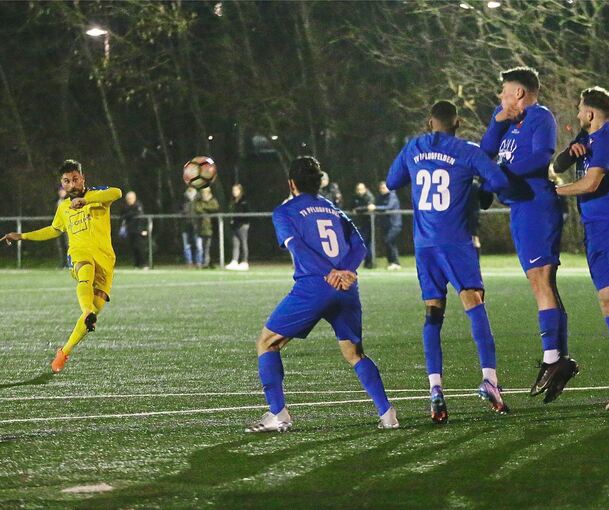 Nimmt Maß: Kornwestheims Carmine Pescione beim Freistoß im Spiel gegen Pflugfelden.Foto: Baumann