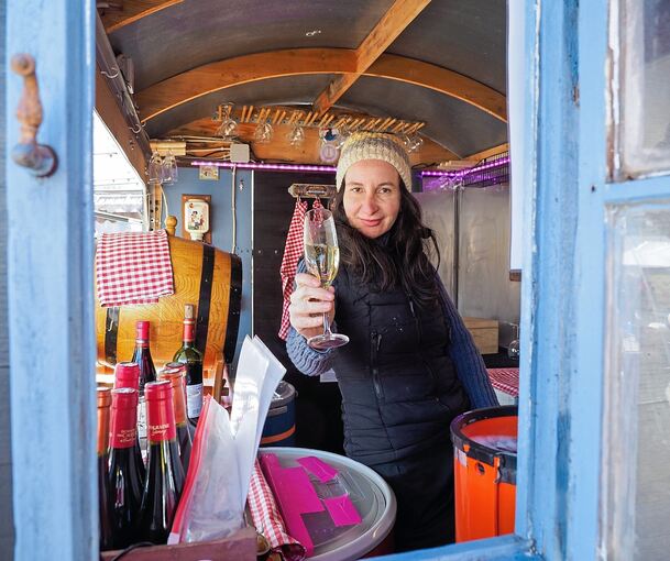 Darfs‘ ein Gläschen Champagner sein? Maika Heinrich kredenzt an ihrem Stand Wein, Cidre und Champagner. Foto: Holm Wolschendorf