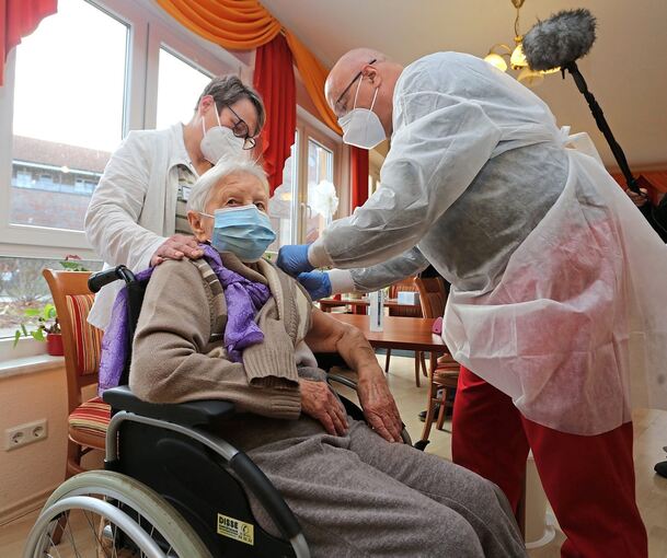 In Pflegeheimen im Landkreis Ludwigsburg werden die ersten Bewohner bereits zum vierten Mal geimpft. Foto: Matthias Bein/dpa