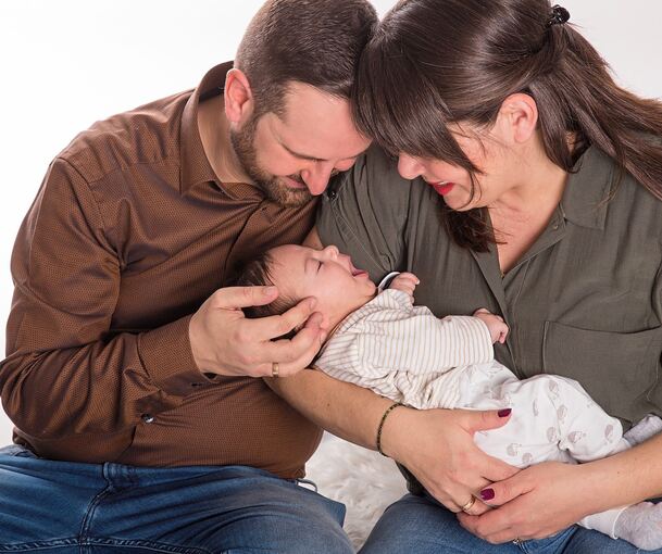 Nach nervenaufreibenden Wochen rund um die Geburt endlich vereint: Michael und Jana Kämpf mit ihrem Sohn Leon. Foto: privat