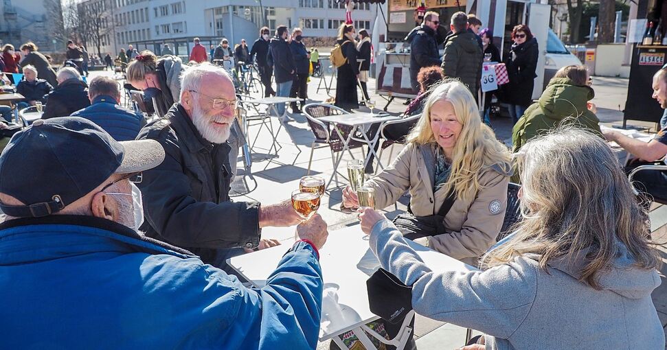 Anstoßen mit Champagner und Wein: Französisches Flair auf dem Rathaushof. Foto: Holm Wolschendorf