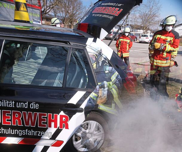 Auch Feuerwehrleute aus Oberriexingen werden für den Einsatz bei einem Verkehrsunfall mit einem E-Auto geschult. Foto: Alfred Drossel