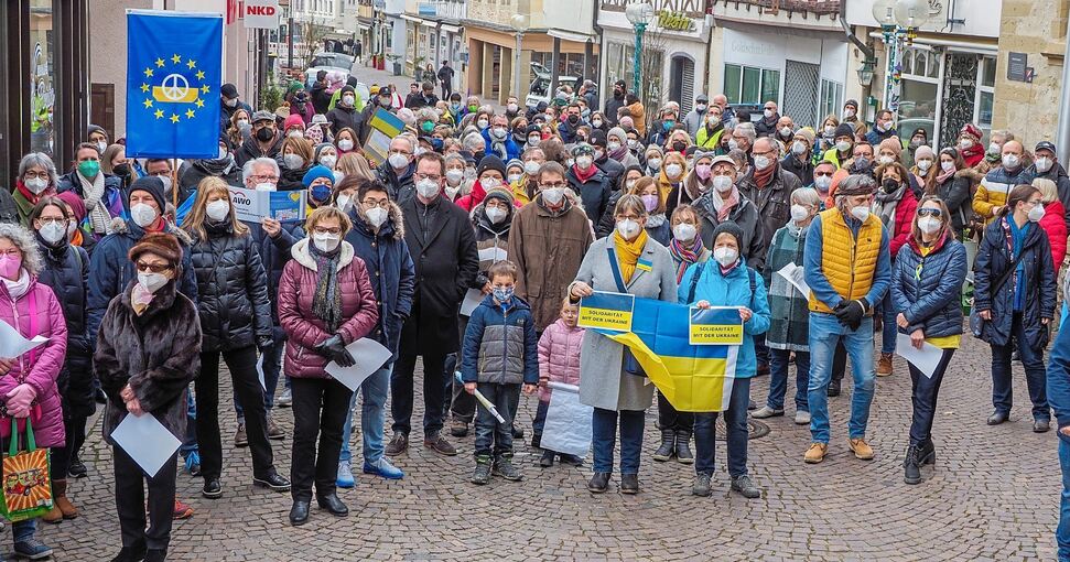 Mit Fahnen und auch mit selbst gebastelten Plakaten demonstrieren Alt und Jung in Marbach gegen den Krieg in der Ukraine. Fotos: Holm Wolschendorf