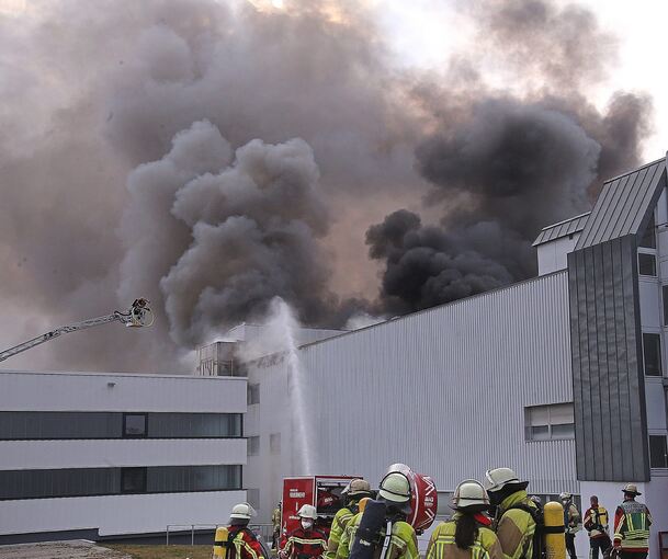 Dichte schwarze Rauchwolken dringen aus dem Möbelhaus, wo am Sonntagvormittag in der Schlafzimmerabteilung ein Brand ausgebrochen ist. 235 Feuerwehrleute waren mit 45 Fahrzeugen im Einsatz, Fotos: Alfred Drossel