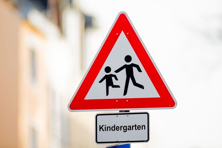 Verkehrsschild mit dem Hinweis «Kindergarten»