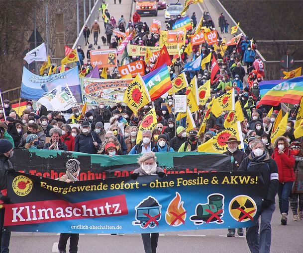 Rund 500 Demonstranten ziehen am Sonntag vom Bahnhof Kirchheim aus über die Neckarbrücke zum Kernkraftwerk Neckarwestheim.Fotos: Alfred Drossel