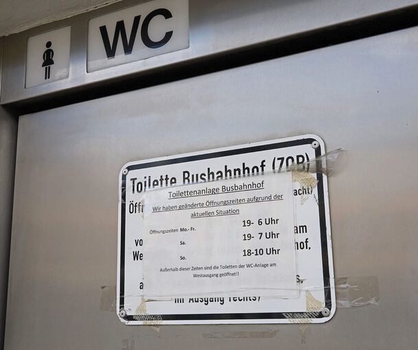 Die Öffnungszeiten am Bahnhof sind nur klein abgedruckt. Foto Andreas Becker