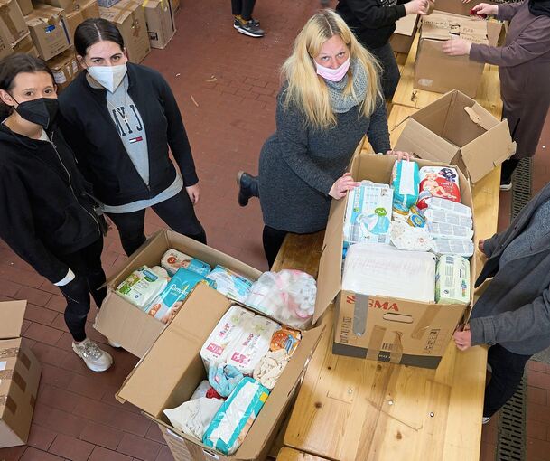 Schülerinnen der Mathilde-Planck-Schule helfen beim Packen der Hilfsgüter. Fotos: Andreas Becker