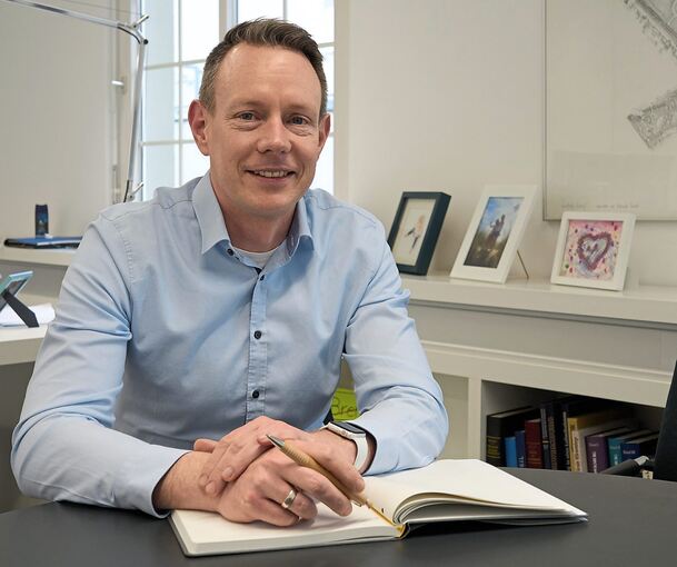 Der neue Bürgermeister Sebastian Mannl in seinem Büro. Foto: Andreas Becker