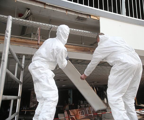 Die Aufräumarbeiten haben schon begonnen, hier im großen Treppenhaus.