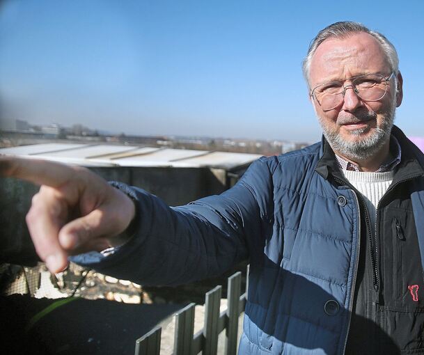 Frank Hofmeister auf dem Dach des betroffenen Gebäudes. Fotos: Alfred Drossel