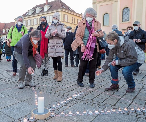 Auf dem Ludwigsburger Marktplatz zeigen Menschen Solidarität mit der Ukraine. Foto: Holm Wolschendorf