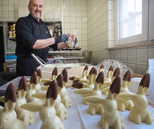 Hasenparade: Chocolatier Dieter Broeckel bei der Produktion.Fotos: Alfred Drossel