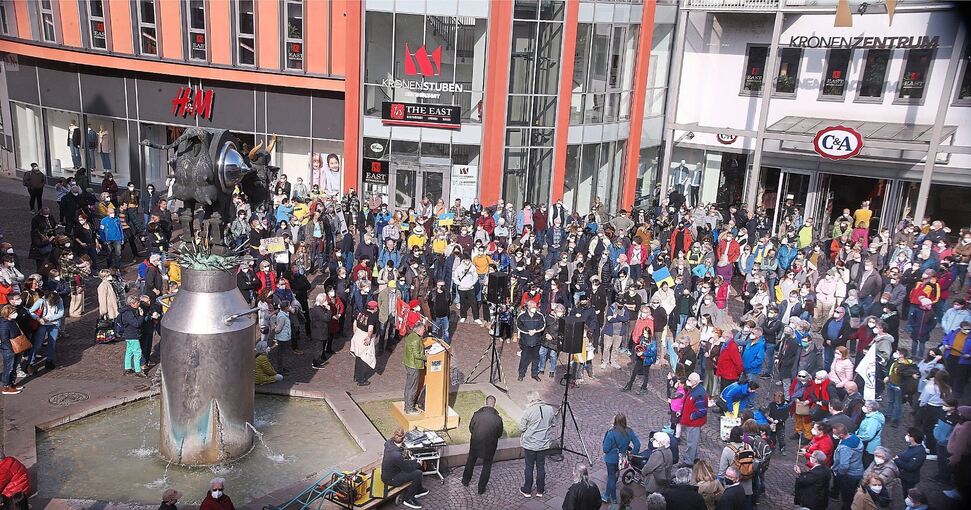 Mehr als 400 Menschen sind am Samstag auf den Kronenplatz zur Kundgebung und Mahnwache gekommen Foto: Alfred Drossel
