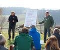 Boden ist Nährstoff-, Wärme- und Wasserspeicher: Günther Schuster (mit Hut) und Albert Scholpp bei ihrer Lehrstunde unter freiem Himmel. Foto: Andreas Becker