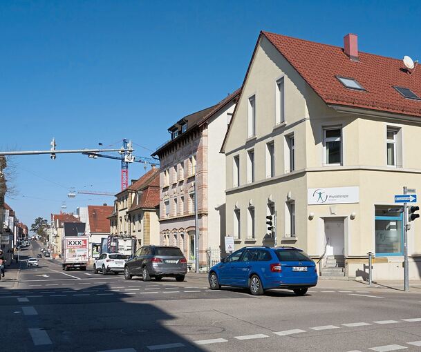 Martin-Luther-Straße: Von der Hofer- bis zur Dannecker Straße auf Höhe des Bildungszentrums West sollen Fahrbahnmarkierungen angebracht werden.