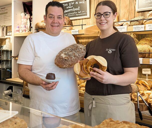 Sarah Athanasoulidis liebt Brezeln. „Jede Brezel ist ein Unikat“, sagt die Rechkemmer-Geschäftsführerin. Ihr Mann Simon präsentiert ein Schoko-Marmorküchle und ein Besenbrot.