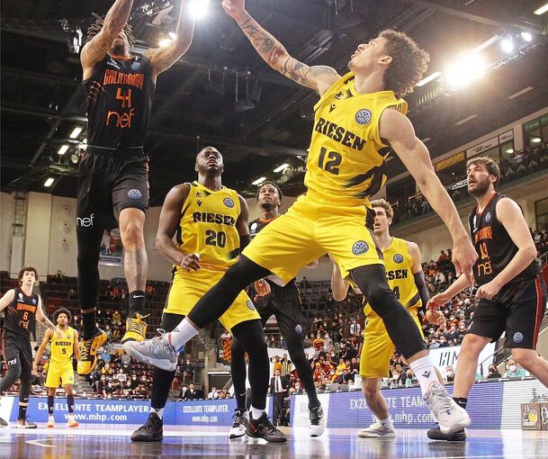 Galatasarays DeVaughn Akoon-Purcell (l.) zieht gegen Jonah Radebaugh zum Korb. Foto: Baumann