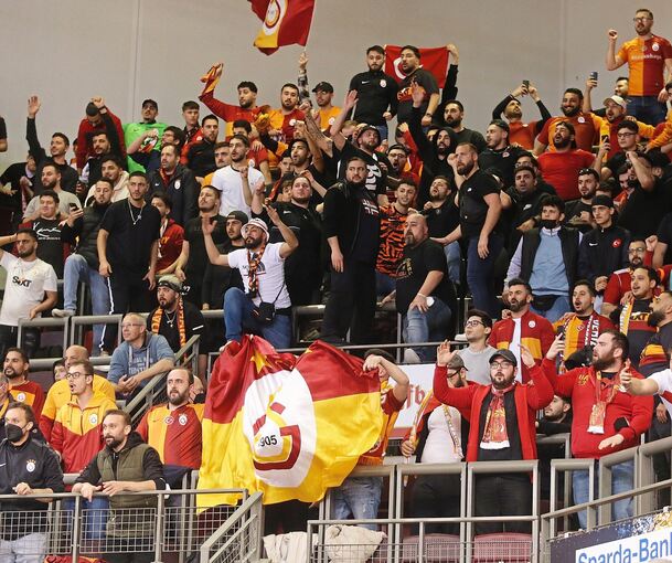 Großartige Stimmung, fehlende Masken: Die Fans von Galatasaray in der MHP-Arena. Foto: Baumann