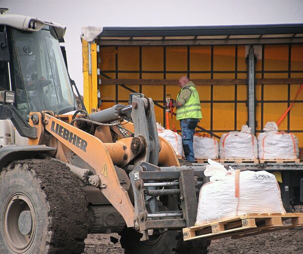 Ein Frontlader befördert die zehn Gebinde, in denen der Atomschutt verpackt ist, an seine Einbaustelle auf der Deponie Burghof in Vaihingen-Horrheim. Foto: Alfred Drossel