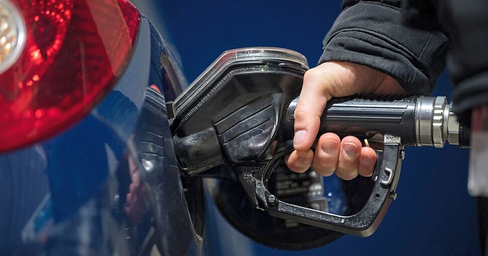 Die Preise für Kraftstoff liegen auf Rekordniveau. Foto: Marijan Murat/dpa