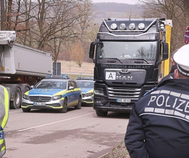 Knapp vier Tonnen mit Bauschutt aus Neckarwestheim erreichen die Deponie Burghof in Horrheim: Die Polizei beobachtet die Ankunft des Lastwagens. Der Gutachter Rainer Gellermann inspiziert das in Säcke verpackte Material, das wenig später an seinem en