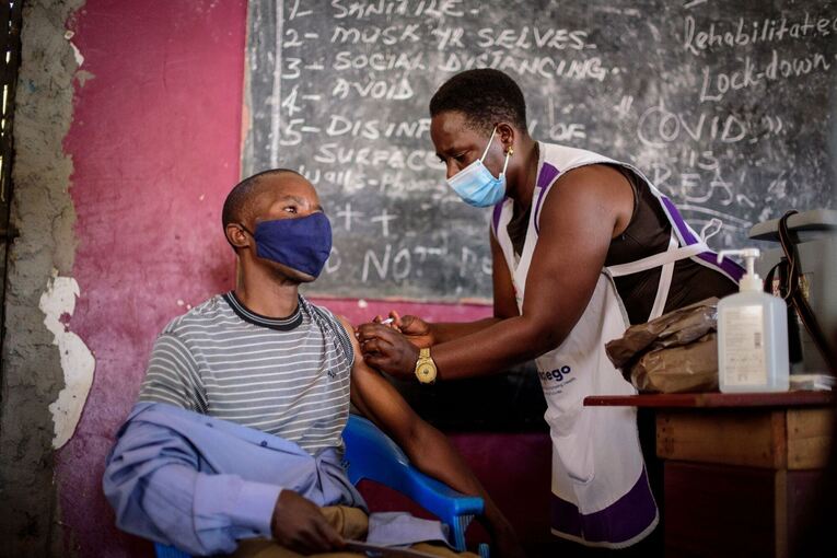 Corona-Impfung in Uganda