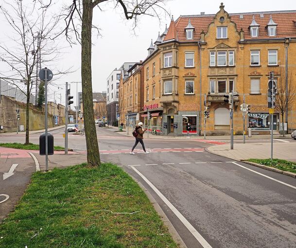 Die Kreuzung Hoferstraße/Schlachthofstraße ist eine echte Herausforderung für die Fußgänger. Foto: Holm Wolschendorf
