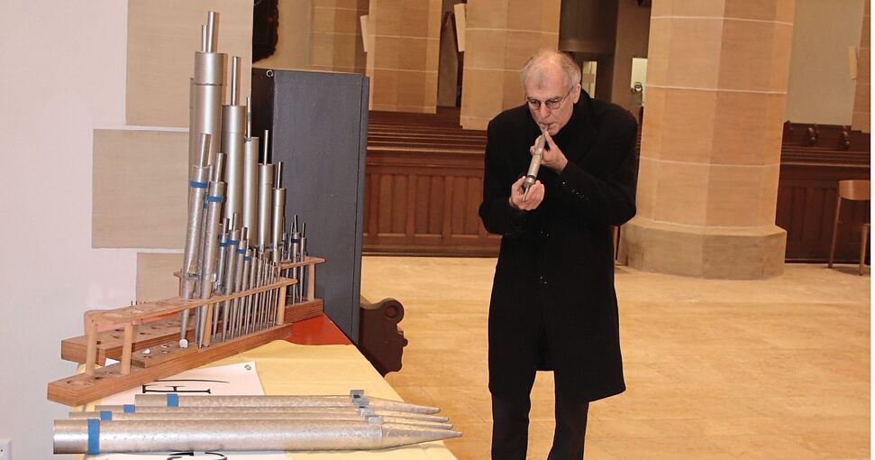 Hansjörg Fröschle wirbt für den Orgelpfeifen-Basar am Samstag in der Stadtkirche. Rund 150 Pfeifen können gekauft werden. Foto: Albert Arning