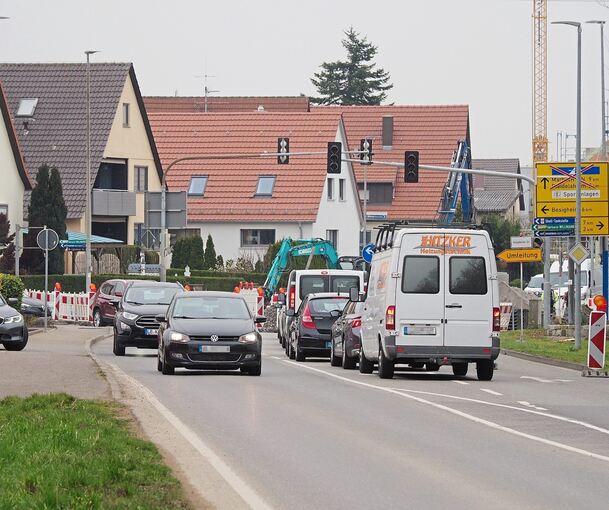 Kein Durchkommen: Die Ingersheimer Ortsdurchfahrt ist in den nächsten Monaten abschnittsweise gesperrt. Fotos: Holm Wolschendorf