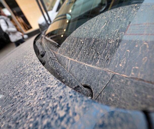 Ein von Saharastaub bedecktes Auto in Stuttgart. Foto: Marijan Murat/dpa