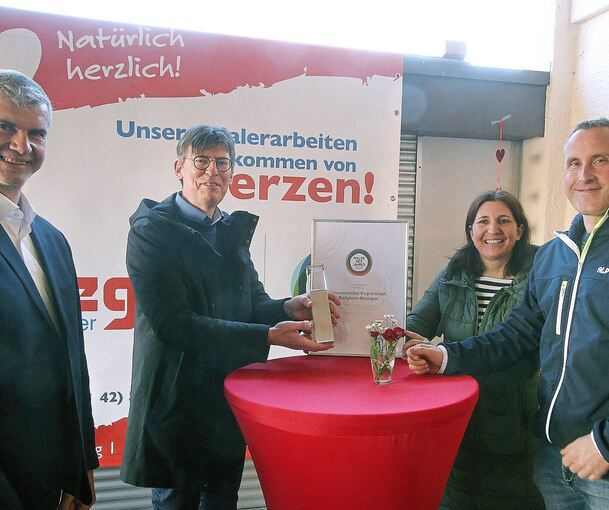 Obermeister Thomas Rometsch, Matthias Heilig, Tanja und Matthias Riegraf (von links) bei der Verleihung „Maler des Jahres“.Foto: Alfred Drossel