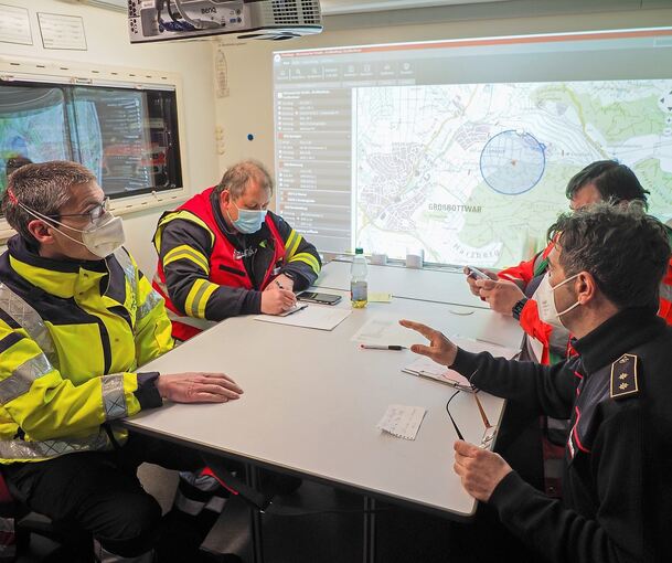 Im Einsatzleitcontainer des Landkreises besprechen sich die Verantwortlichen vor Ort. Foto: Holm Wolschendorf