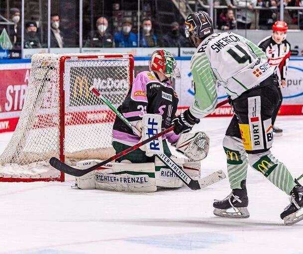 Schuss ins Glück: Jalen Smereck überwindet Olivier Roy zum 3:2. Foto: Eibner