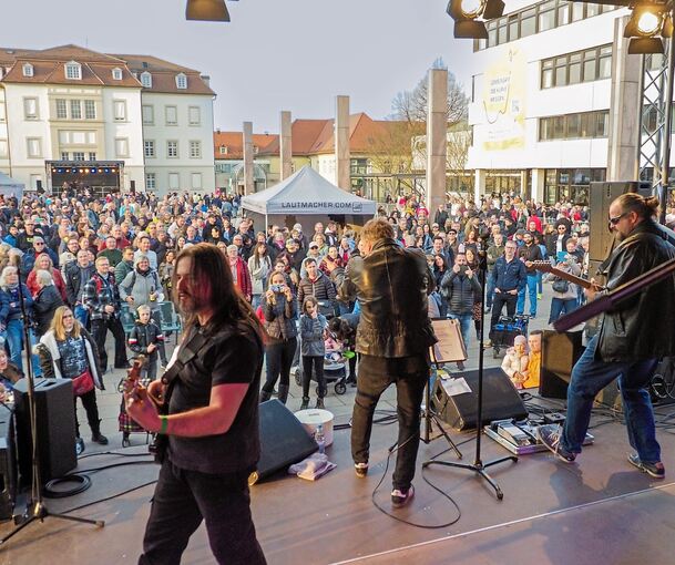 Am späten Nachmittag (links der Auftritt der Band Ivanhoe) war der Rathausplatz gut gefüllt. Foto: Holm Wolschendorf