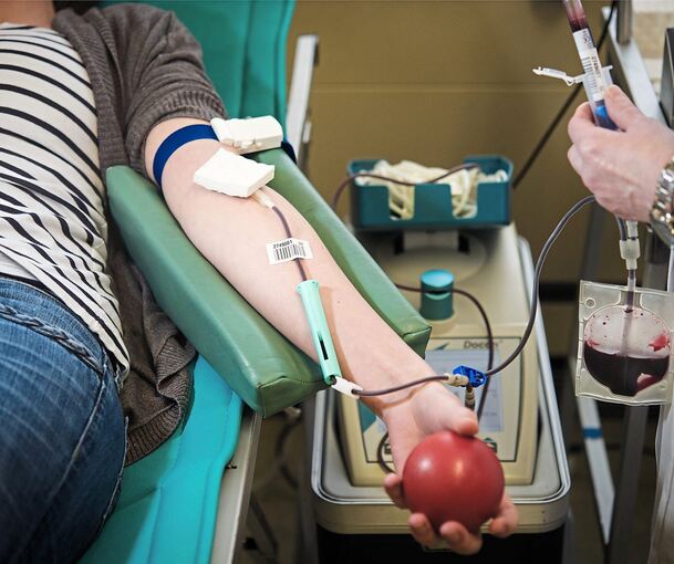 Beim Blutspenden gibt es für einen bestimmten Zeitraum einen kostenlosen Antikörpertest dazu. Foto: dpa